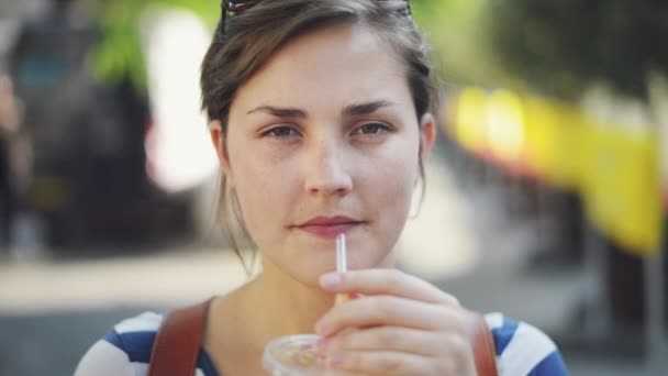 年轻的女人 快乐而有面子的喝橙汁 维生素C和水合物在城市的户外 城市健康饮料 暑假或果冻解渴中的人 肖像或健康 — 图库视频影像