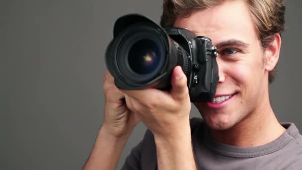 Φωτογράφος Άνθρωπος Κάμερα Και Γυρίσματα Από Στούντιο Φόντο Χαμόγελο Κλικ — Αρχείο Βίντεο