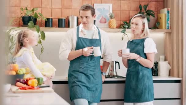 Ouders Kind Gelukkig Keuken Met Koffie Gesprek Ontspannen Samen Met — Stockvideo
