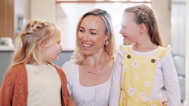 Szczęśliwa Rodzina Rozmowa Miłość Salonie Nawiązywanie Więzi Czatowanie Weekend Domu — Wideo stockowe