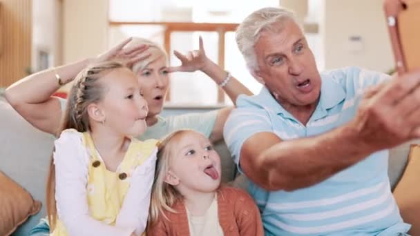 Dziadkowie Dzieci Tablet Zabawnego Selfie Twarzy Mediach Społecznościowych Domu Rodzinnym — Wideo stockowe