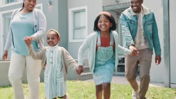 Семья Счастливая Живущая Новом Доме Свежем Воздухе Увлеченная Покупкой Ипотекой — стоковое видео