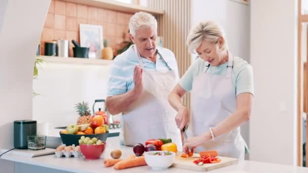 シニアカップル 野菜を切断し キッチンで調理 健康的な食事と家庭での食材 高齢者 食品準備 栄養のためのオーガニック料理のためのコミュニケーションと指導 — ストック動画