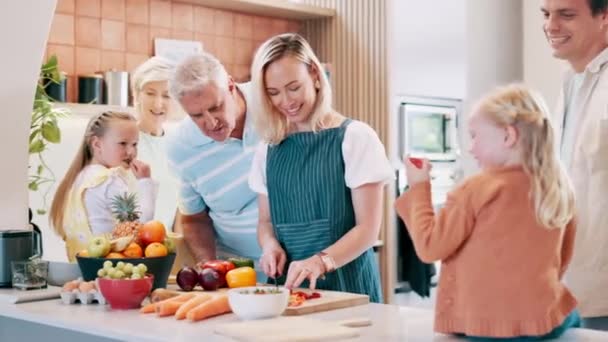 Felice Grande Famiglia Cena Cucina Cucina Con Verdure Cibo Nutrizione — Video Stock