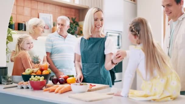 Duża Rodzina Kolacja Szczęśliwa Kuchnia Warzywami Jedzeniem Odżywianiem Domu Ciężkie — Wideo stockowe