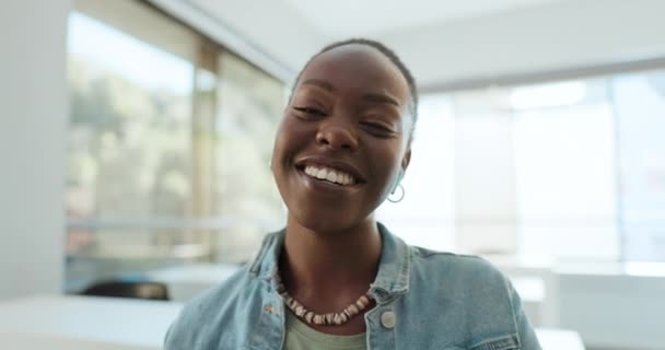 バーチャルミーティングやオンライントレーニングのためにオフィスの黒人女性との顔 ビデオ通話 ウェビナーや学習のために職場で挨拶する若い人との肖像画 従業員 — ストック動画