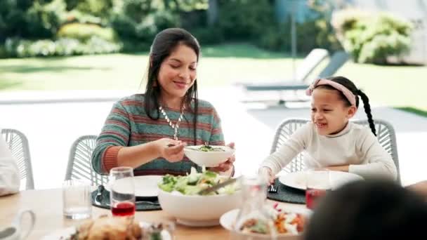 Moeder Serveer Voedsel Kind Tijdens Lunch Feest Voor Gezonde Salade — Stockvideo