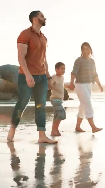 Pantai Berjalan Dan Keluarga Berpegangan Tangan Sinar Matahari Dan Kebahagiaan — Stok Video