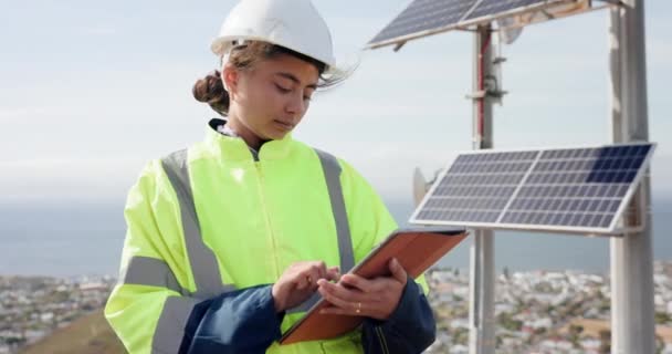 采购产品石碑 妇女和太阳能板与电气工程师 光电板 检验和维修技术员 促进节能的可再生能源 技术和妇女 — 图库视频影像