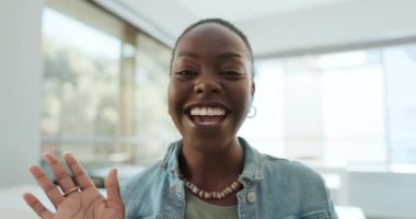 Siyahi kadın çalışanın sanal toplantı ya da online eğitim için ofiste olduğu yüz, el sallama ve video görüşmesi. İş yerinde iş için selamlaşan gençlerle portre, gülümseme ve webinar.