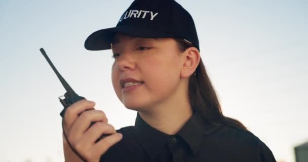 Guardia Seguridad Conversando Aire Libre Con Walkie Talkie Comunicación Seguridad — Vídeos de Stock