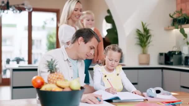 Baba Kız Eğitim Için Ödev Yardım Yazma Aile Evinde Mutfakta — Stok video