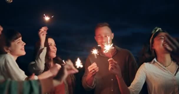 Szczęśliwi Przyjaciele Musujące Noc Święto Imprezę Nowy Rok Lub Imprezy — Wideo stockowe