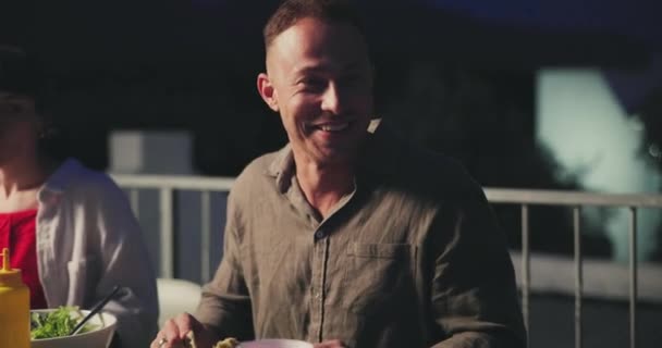 Homme Rire Faire Fête Nuit Plein Air Pour Les Amis — Video