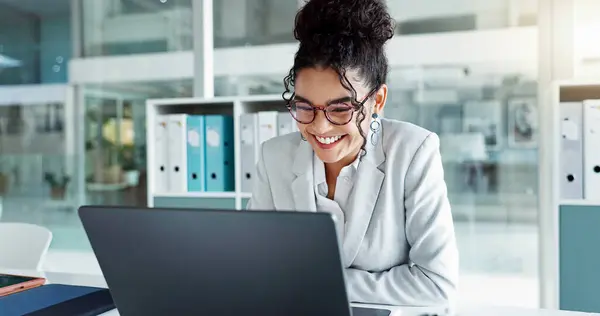 Leesbril Laptop Professionele Vrouw Advocaat Overheidsadvocaat Controleren Feedback Onderzoek Door — Stockfoto