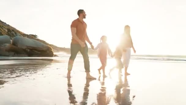 ビーチ ウォーキング 家族は週末休暇と旅行で手 休暇と幸せを保持しています 夏と休日と海辺 子供たちと愛する海 — ストック動画