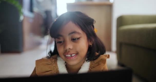 平板电脑 儿童和女孩在一个房子与应用程序学习 流媒体或卡通视频在她家 微笑和孩子在客厅里 带着讲故事 电子书或网络游戏的应用程序 — 图库视频影像