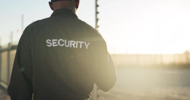 Φύλακας Ασφαλείας Ασύρματος Και Πίσω Από Τον Άνθρωπο Περιπολία Έξω — Αρχείο Βίντεο