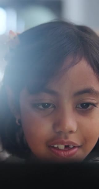 Πρόσωπο Παιδιά Και Κορίτσι Ένα Σπίτι Εφαρμογή Για Μάθηση Streaming — Αρχείο Βίντεο