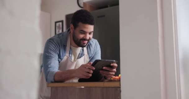 Щасливий Чоловік Планшет Дослідження Кухні Приготування Рецептів Інгредієнтів Або Онлайн — стокове відео