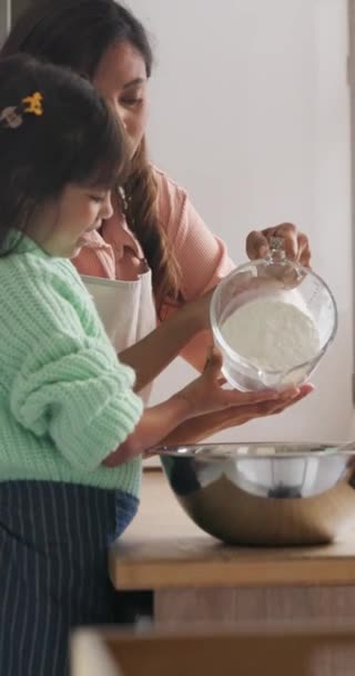 Hornear Casa Madre Con Niña Harina Ingredientes Una Cocina Familia — Vídeos de Stock