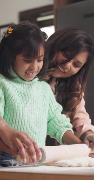 Moeder Dochter Gelukkig Keuken Met Bakken Deegroller Onderwijs Voor Kinderontwikkeling — Stockvideo