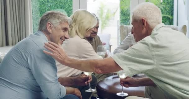 老年人 朋友团和在家里打牌或喝酒参加聚会 周末或庆祝活动 男男女女和社区游戏在客厅里享受退休生活的乐趣 结合或欢乐 — 图库视频影像