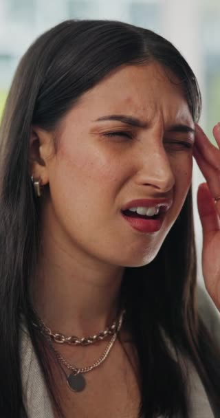 Baş Ağrısı Stresli Bir Kadın Aşırı Çalışma Yerinde Kriz Migreni — Stok video
