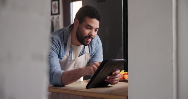快乐的男人 平板电脑和围裙在厨房里做饭 配料或在线家教 具有虚拟课程 课程或家庭食品阅读研究技术的男性个人或厨师 — 图库视频影像