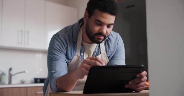 Hombre Tableta Investigación Cocina Para Cocinar Receta Ingredientes Tutorial Línea — Vídeo de stock