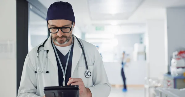 Krankenhaus Arzt Und Mann Mit Tablet Typisierung Und Gesundheitsfürsorge Mit — Stockfoto