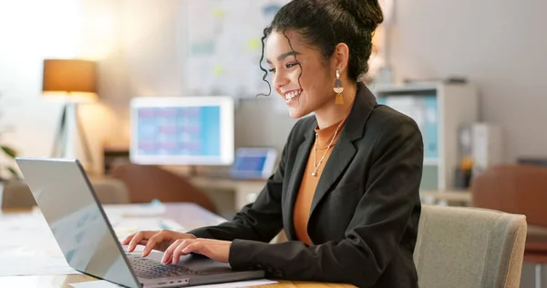 オフィスのハッピービジネスマン ラップトップを入力し デジタルエージェンシーでクリエイティブプロジェクトのためのオンライン研究を計画 インターネット ウェブサイト ネットワーキング 電子メールレビューのための笑顔とコンピュータを持つ女性 — ストック写真