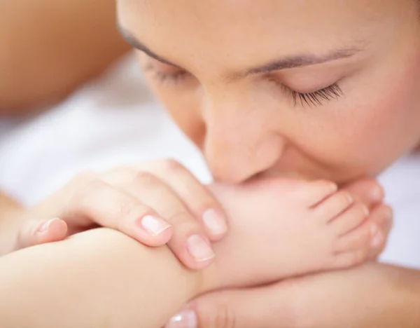 Mãe Bebê Beijo Pés Criança Por Amor Cuidado Relaxar Quarto — Fotografia de Stock