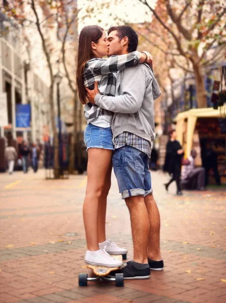 カップル スケートボード 街でキス 一緒にロマンチックな関係を学ぶことに興奮しています ケープタウン ストリートでボーイフレンドとガールフレンドとの楽しいと趣味 助けとデート — ストック写真