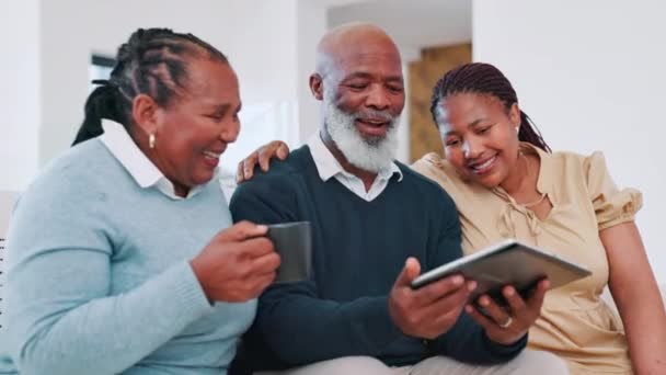 ソーシャルメディア サブスクリプション サインアップサービスの助けを求める上級親を持つタブレット 黒人女性 インターネット ウェブ ディスカッションのリビングルームにデジタル アフリカの家族 — ストック動画