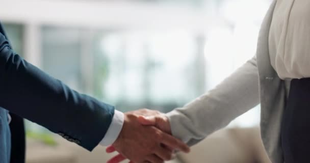 オフィスの取引 パートナーシップの交渉のためのビジネス人 信頼および握手 握手のクローズアップ コンサルタントの募集 コラボレーション — ストック動画