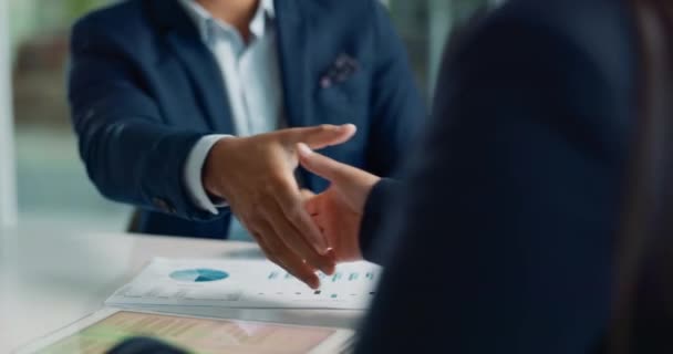 Üzletemberek Partnerség Kézfogás Üzletért Megállapodásért Vagy Tárgyalásért Hivatalban Kézfogás Közelkép — Stock videók