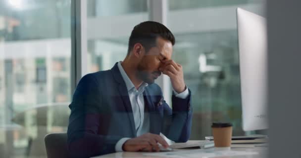 Бізнесмен Головний Біль Втомився Від Комп Ютера Інформаційних Технологій Онлайн — стокове відео