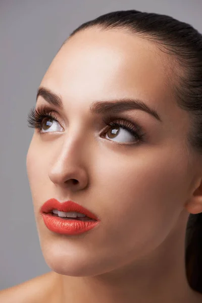 Gesicht Schönheit Und Frau Denken Mit Make Kosmetik Und Orangefarbenem — Stockfoto
