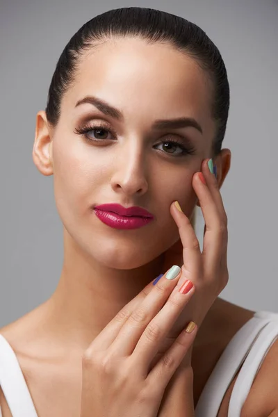Schönheitssalon Maniküre Hände Und Porträt Der Studiofrau Mit Gesichtskosmetik Hautpflege — Stockfoto