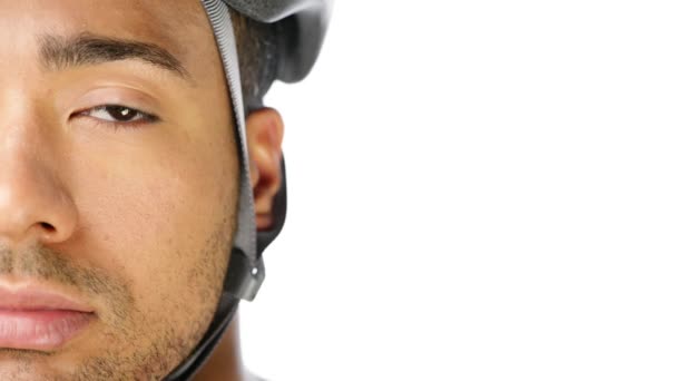 Yarı Yüz Bisiklet Kaskı Stüdyodaki Adam Spor Için Beyaz Arka — Stok video