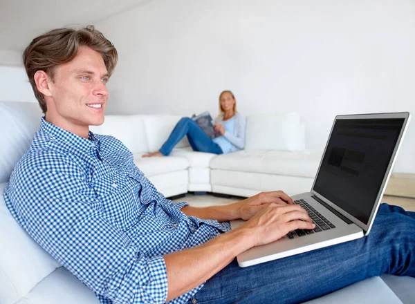 Happy Man Laptop Sofa Het Mockup Scherm Voor Werken Afstand — Stockfoto