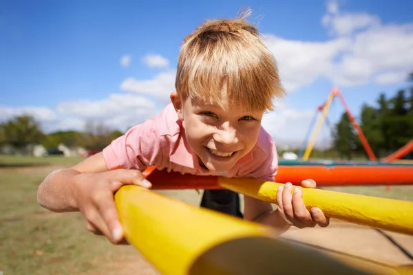 ポートレート 男の子 遊び場 楽しく 週末の休憩と夏で幸せ 子供および子供の屋外 楽しみ 楽しみおよび興奮の休暇との喜びそして陽気 — ストック写真