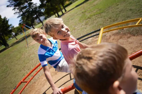 遊び場 カルーセルや公園は スピード または高速のための友人として一緒に楽しんでください 屋外または喜びを結ぶために日光でゲームをするためのフィールド上の子供 少年および兄弟 — ストック写真
