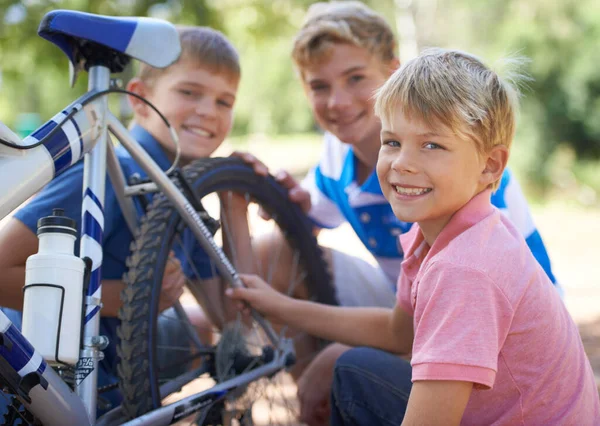 Children Bicycle Portrait Fixing Park Repairs Excited Fun Outdoor Vacation — Stock Photo, Image