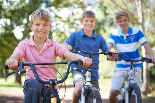 Natur Lächeln Und Portrait Von Kindern Auf Fahrrädern Die Freien — Stockfoto