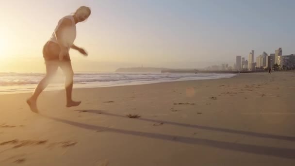Beach Fitness Glad Hund Och Kvinna Som Springer För Utomhus — Stockvideo