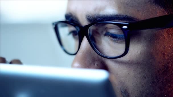 Pensamiento Estrés Hombre Negocios Con Gafas Primer Plano Oficina Por — Vídeos de Stock
