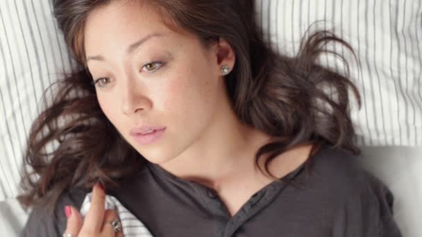 Pandangan Atas Bangun Dan Wanita Tempat Tidur Dengan Stres Kelelahan — Stok Video