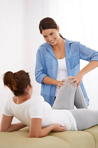 Fisioterapis Wanita Dan Pijat Lutut Tempat Tidur Membantu Tangan Atau — Stok Foto
